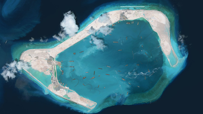 Trung Quốc đang ráo riết xây dựng phi pháp trên đá Vành Khăn. Ảnh: CSIS.