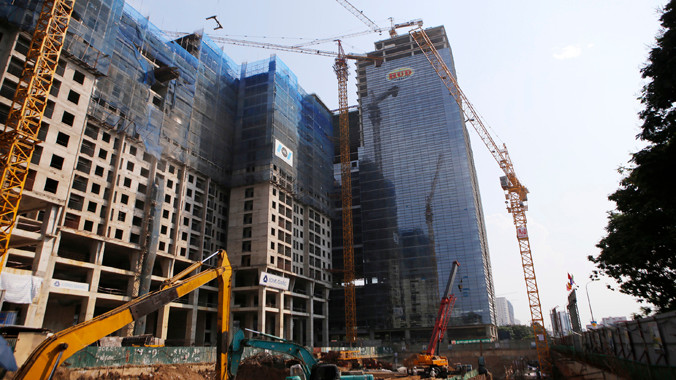 Cẩu tháp tại công trình xây dựng Golden West, số 1 đường Lê Văn Thiêm bị dừng hoạt động từ ngày 15/5. Ảnh: Như Ý.