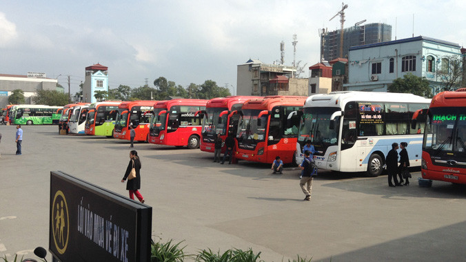 Người dân đang mong chờ giá cước giảm. Ảnh: Đức Huy.