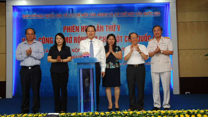 Phó Thủ tướng Vũ Văn Ninh ấn nút kết nối NSW với 2 bộ: Y tế, NN&PTNT, Tài nguyên và Môi trường. Ảnh: Đức Huy.