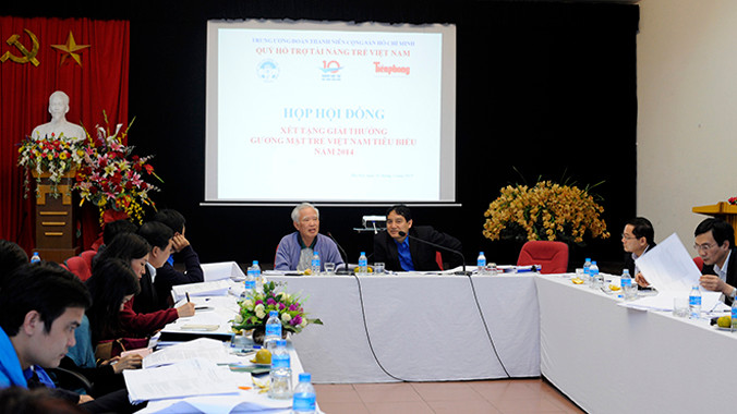 Hội đồng bình chọn họp xét hồ sơ đề cử. Ảnh: Mai Xuân Tùng.