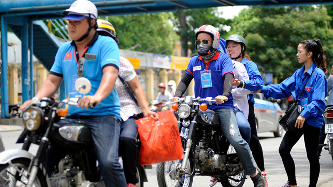 Các thành viên Honda 67 Solo đón thí sinh và phụ huynh tại điểm Trường ĐH Kinh tế quốc dân sau môn thi Văn sáng 2/7. Ảnh: Xuân Tùng.