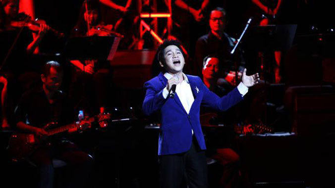 Trọng Tấn trên sân khấu In the Spotlight tháng 9/2014. Ảnh: N.M.Hà.