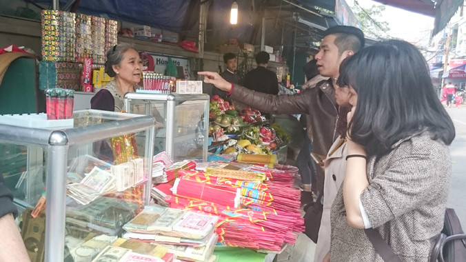 Hoạt động dịch vụ đổi tiền lẻ vẫn “nóng”. Ảnh: Như Ý.