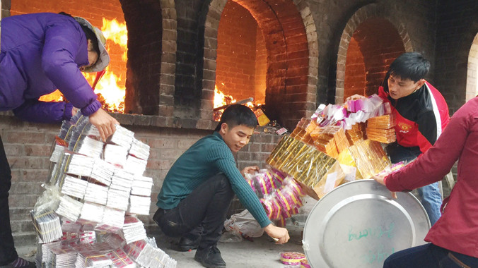 Lượng hàng mã tương đương hàng tỷ đồng mỗi năm hóa ra tro ở điểm nóng đền Bà chúa Kho. Ảnh: T.Toan.