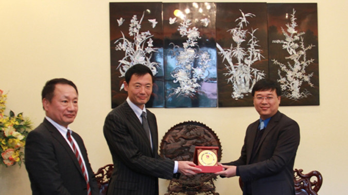 Anh Lê Quốc Phong (phải) tặng quà lưu niệm ông Hiroshi Nakada.