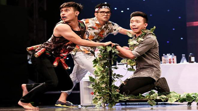 Lê Dương Bảo Lâm (bìa trái) diễn cùng Trấn Thành (bìa phải) trong đêm chung kết Cười xuyên Việt.