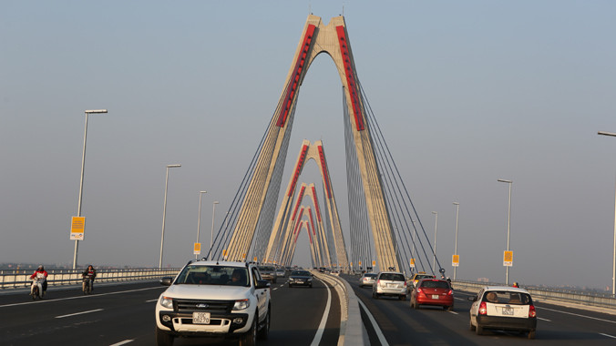 Thí điểm dịch vụ tham quan cầu Nhật Tân bằng ô tô điện