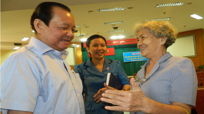 Bí thư Thành ủy TPHCM Lê Thanh Hải tiếp xúc cử tri quận 10 chiều 28/6.