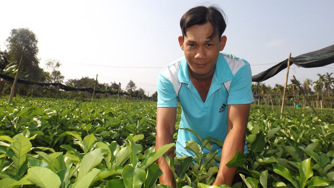 Anh Thật bên vườn cây giống của mình. Ảnh: Hòa Hội.
