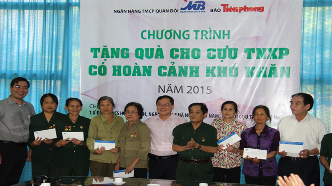 Trao quà cho cựu TNXP Yên Bái.