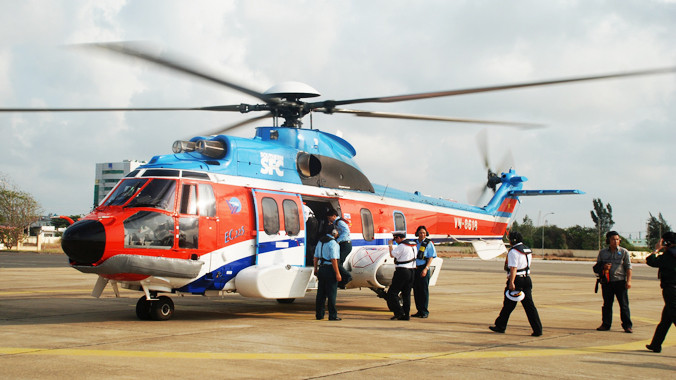 Các phi công lên máy bay đi cứu nạn. Ảnh: Tuấn Cường.