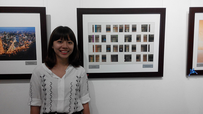 Vương Thùy Giang và tác phẩm đoạt giải (bên phải). Ảnh: N.M.Hà.