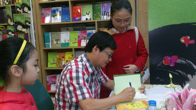 Nguyễn Nhật Ánh ra mắt “Bảy bước tới mùa hè”. Ảnh: T.Toan.