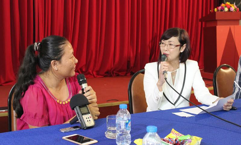 Bác sĩ Cẩm Anh (áo trắng) tại buổi tọa đàm. Ảnh: Quốc Ngọc