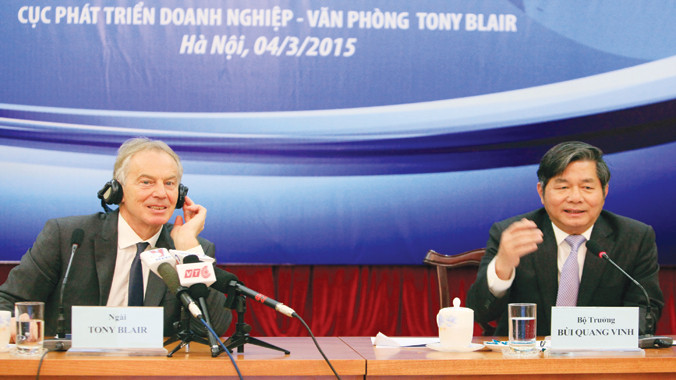 Ông Tony Blair và Bộ trưởng Bộ KH&ĐT Bùi Quang Vinh tại buổi hội thảo	. Ảnh: L.H.V.