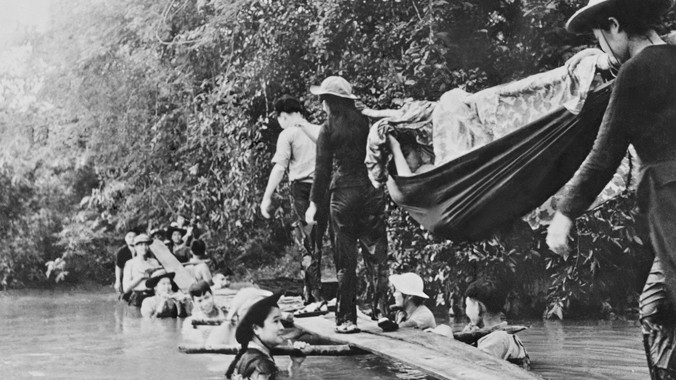 Bức ảnh độc đáo “Cầu người” của phóng viên ảnh chiến trường Phạm Văn Thính.