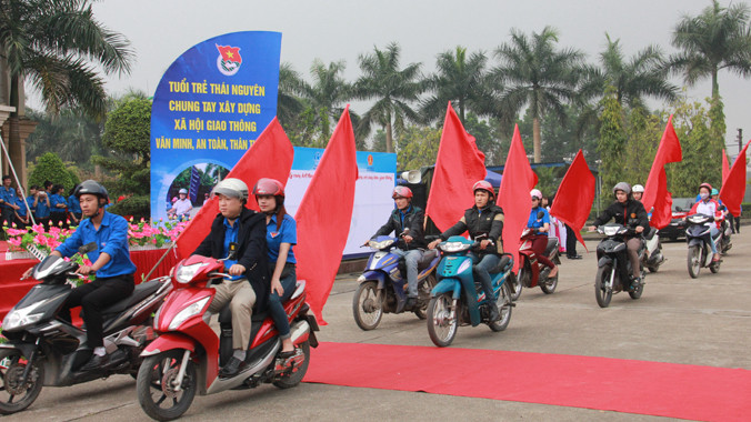 Các đoàn viên thanh niên tham gia tuyên truyền an toàn giao thông.