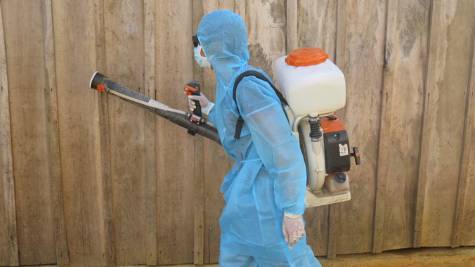 Nhân viên y tế phun dập dịch tại thôn 8A và 8B xã Phước Lộc (Phước Sơn).