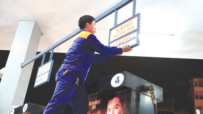 Từ đầu năm đến nay, xăng dầu trong nước đã trải qua 5 lần điều chỉnh giá. Ảnh: Hồng Vĩnh.