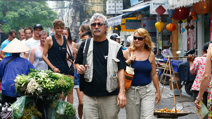 Du khách thong thả trên phố đi bộ. Ảnh: Hồng Vĩnh.