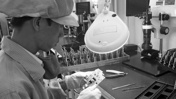 Lao động Việt Nam làm việc trong một nhà máy tại thành phố Đài Bắc, Đài Loan. Ảnh: Bảo Anh.