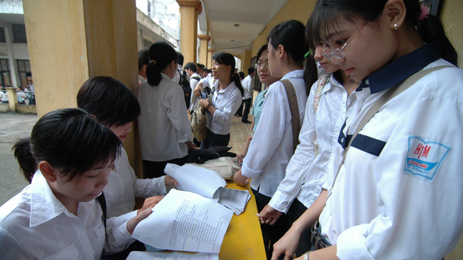 Học sinh THPT Nguyễn Trãi Hà Nội trước giờ thi tốt nghiệp, năm 2014. Ảnh: Hồng Vĩnh.