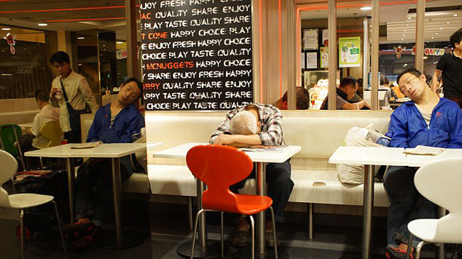 Nhà hàng McDonald thành nơi ngủ đêm