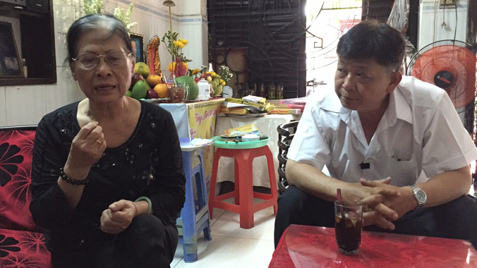Bà Thu và con trai đau buồn kể lại sự việc.