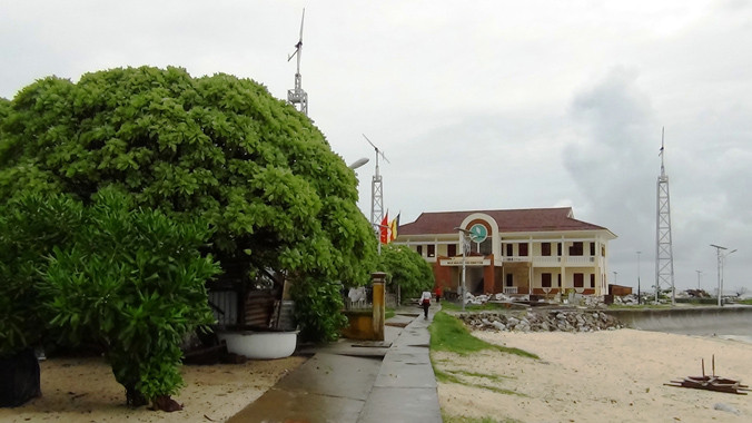 Màu xanh bát ngát dọc triền đảo Sinh Tồn. Ảnh: TC.