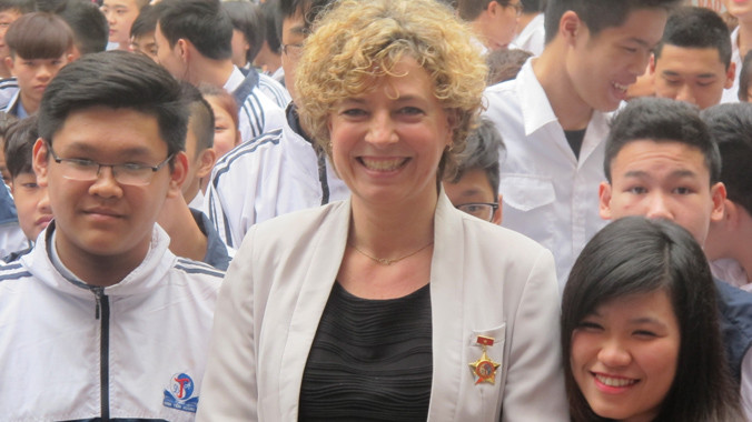 Bộ trưởng GD Đan Mạch gặp gỡ thầy trò trường THPT Đinh Tiên Hoàng. Ảnh: Hồ Thu.