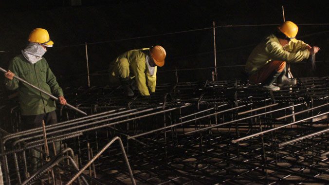 Công nhân làm việc ca 3 tại công trường thủy điện Lai Châu.