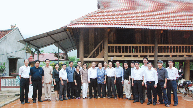 Trước nhà sàn ông Quách Lê Thanh.