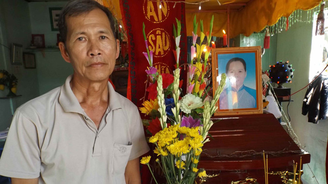 Ông La Vĩ Cương (cha bà H.) bên cạnh linh cữu con gái. Ảnh: Hòa Hội.