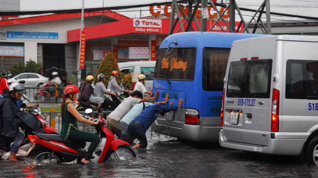 Đẩy xe ô tô qua đoạn đường ngập kiếm tiền triệu.