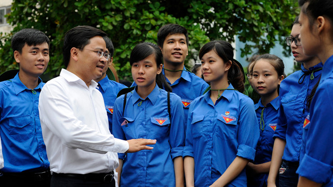 Bí thư T.Ư Đoàn Nguyễn Anh Tuấn với các tình nguyện viên trước khi lên đường. Ảnh: Xuân Tùng.