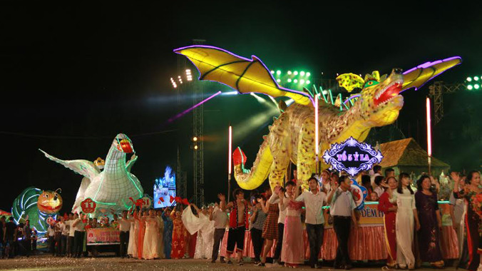 Quang cảnh đêm chính hội 26/9. Ảnh: N.M.Hà.