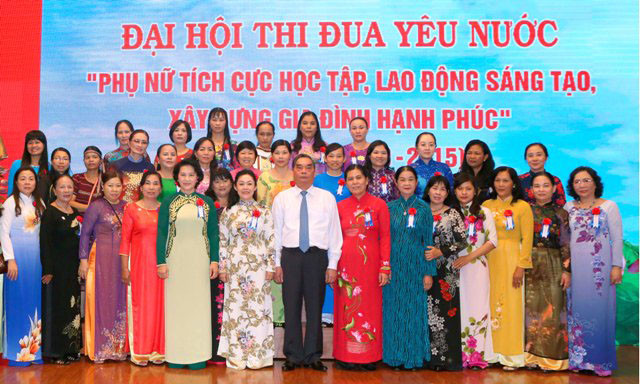 Đồng chí Lê Hồng Anh và đồng chí Nguyễn Thị Kim Ngân cùng các đại biểu dự Đại hội Thi đua yêu nước Hội LHPN Việt Nam lần thứ III - Ảnh: Báo điện tử Đảng Cộng sản