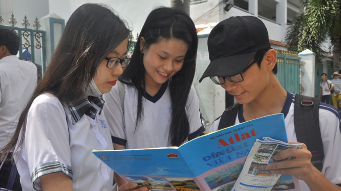 Thí sinh hớn hở sau bài thi môn Địa lý.