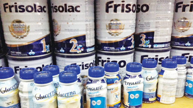 Loại sữa nước Ensure nhập lậu chễm chệ trên kệ hàng. Ảnh: Tuấn Đức.