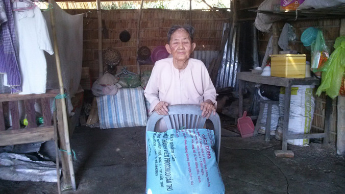 Trao quà Tết cho người già neo đơn. Ảnh: Hòa Hội