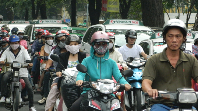 Thu phí xe máy là đánh vào túi tiền dân nghèo.