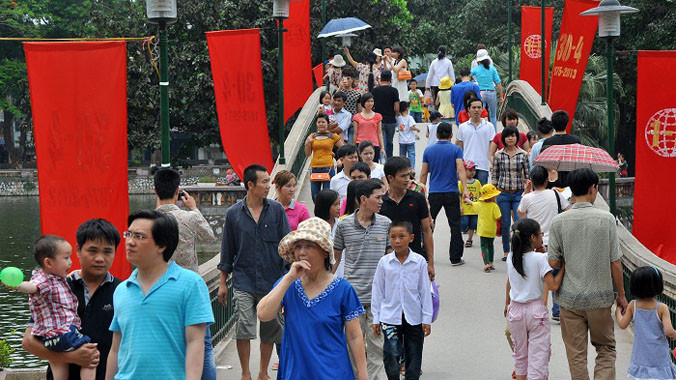 Công viên Thủ Lệ đông nghịt khách.