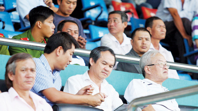 Bầu Đức trên khán đài. Ảnh: Tường Vũ.