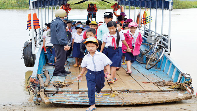 Thầy cô đưa, đón học sinh tại bến.