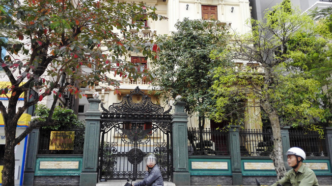 Cơ quan thi hành án dân sự bế tắc vì khó xác minh do biệt thự “khủng” luôn cửa đóng then cài. Ảnh: Đỗ Hoàng.