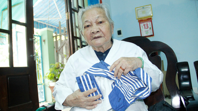 Chiếc áo bà Lê Thị Muộn đang mặc được may lại từ áo của con trai bà, liệt sĩ Phan Văn Sự với lý do thơm "mùi của con".