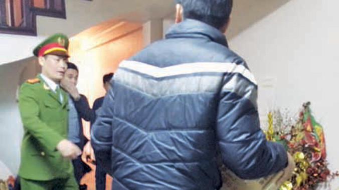 Thu giữ nhiều tài liệu tại nhà bà Châu Thị Thu Nga. Ảnh: Lê Dương.