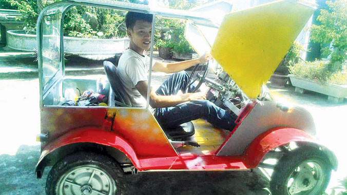 Đoàn Quang Hưởng thường xuyên lái chiếc xe của mình đi dạo.
