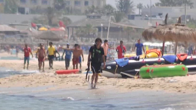 Seifeddine Rezgui cầm súng AK trên bãi biển, trước khi xả súng bắn chết 38 người. Ảnh: Daily Mail.